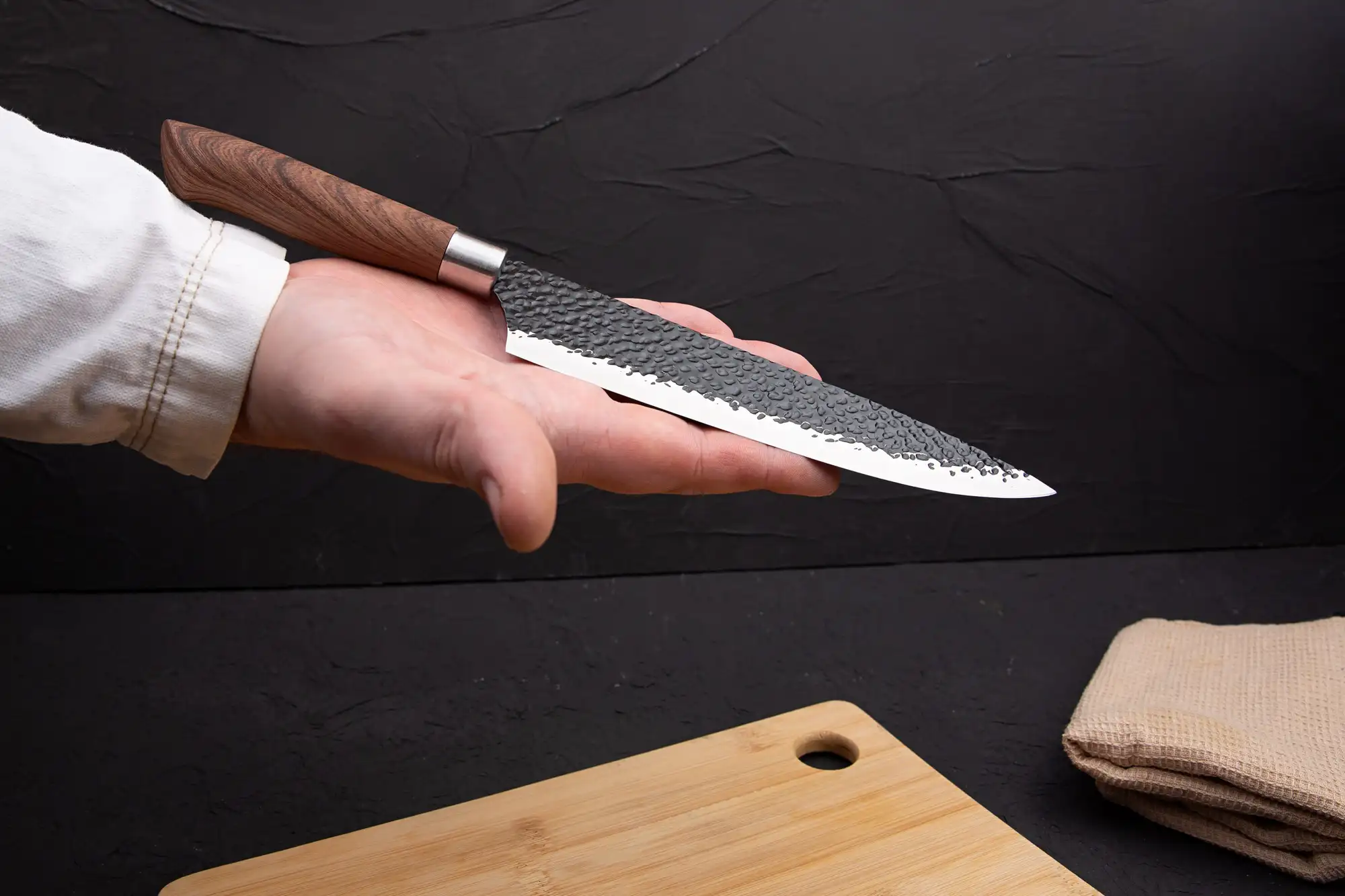 chef-tiene-cuchillo-mano